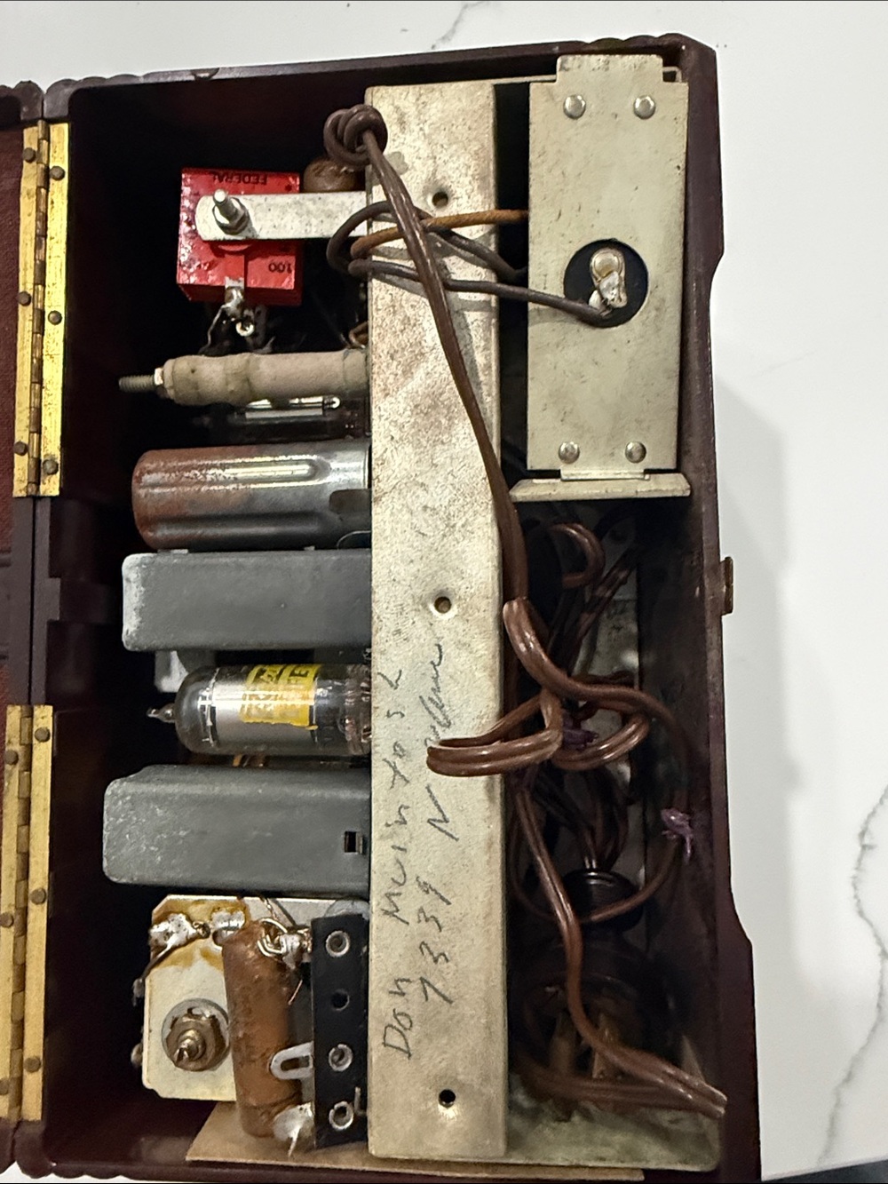 FADA Vintage Portable Radio - Picture 5 of 9
